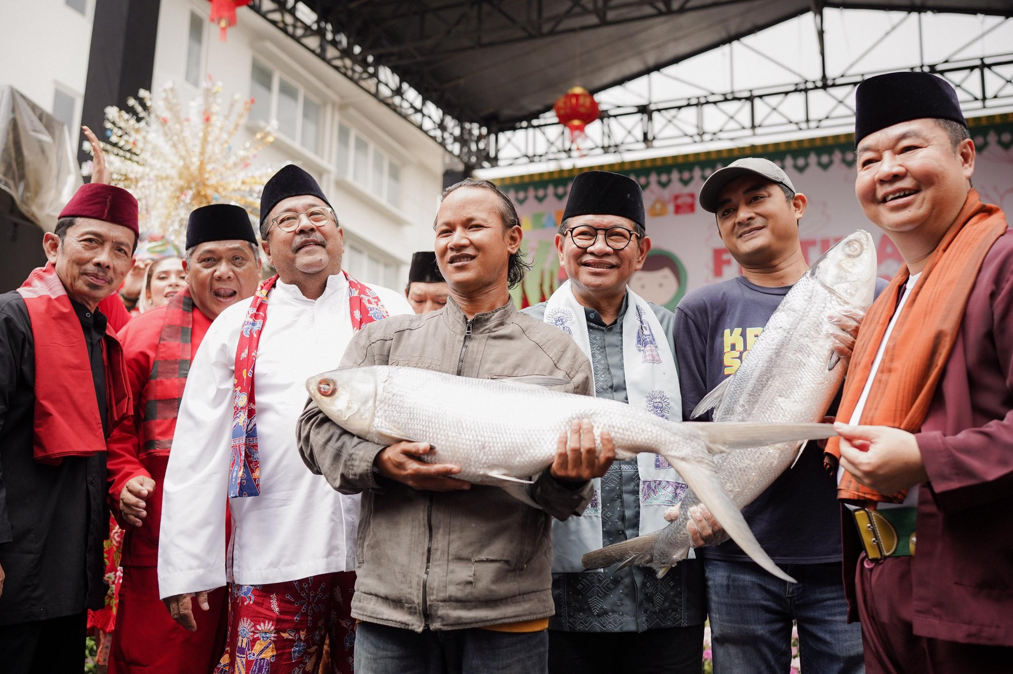 Pramono dan Teguh Bawa Pulang Ikan Bandeng 8 Kg Hasil Lelang di Festival Bandeng Rawa Belong 2025